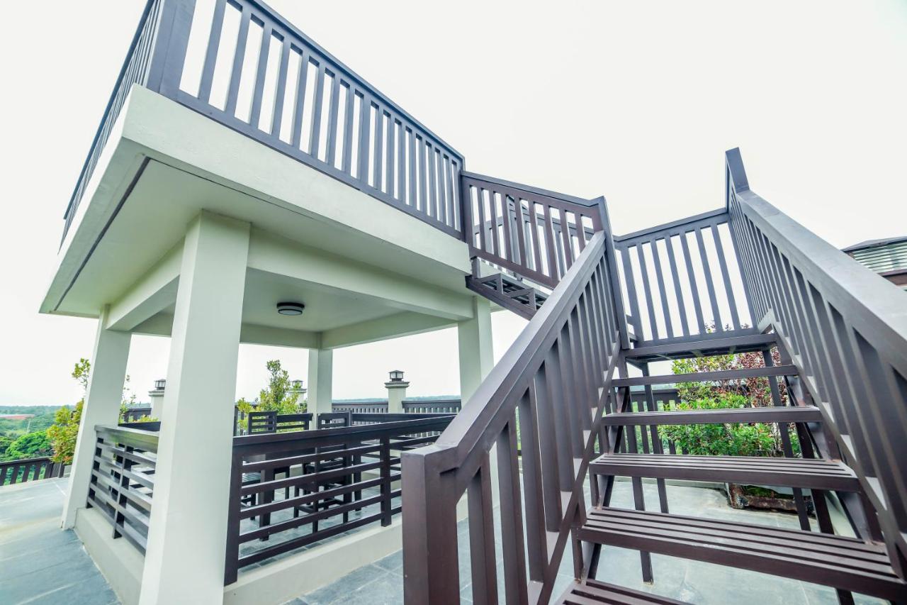 Villa Esmeralda Bryan'S Resort Hotel And Restaurant Palayan City Екстер'єр фото