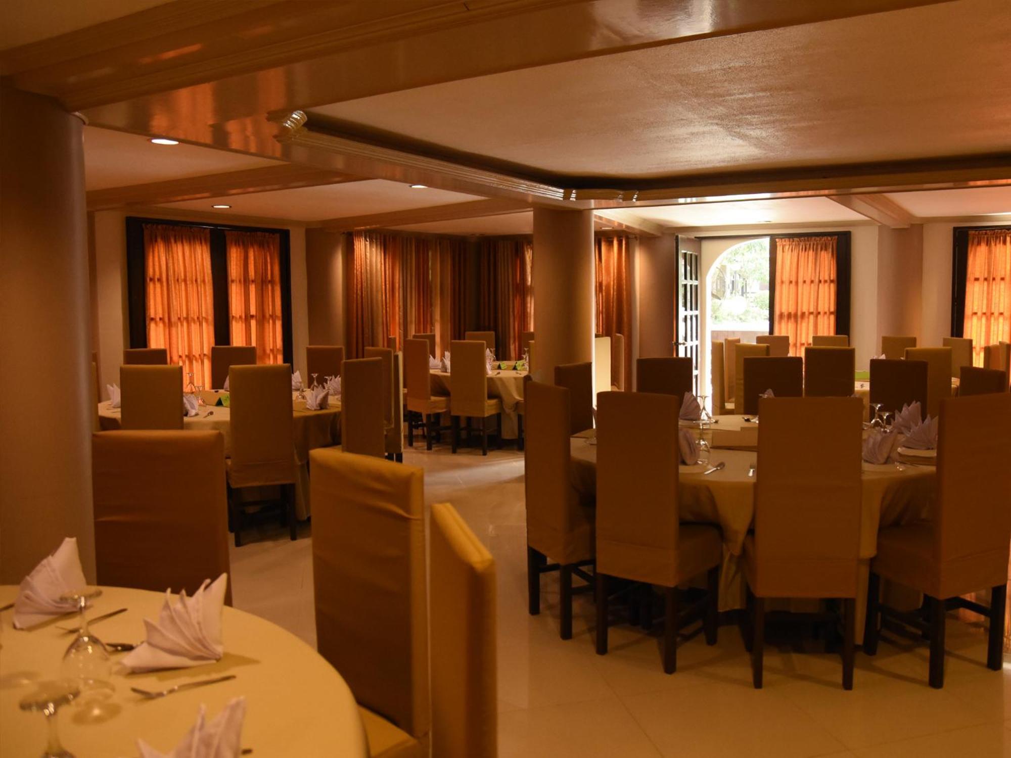 Villa Esmeralda Bryan'S Resort Hotel And Restaurant Palayan City Екстер'єр фото